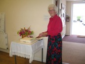 COF510 June 2011 Gardening Club Tea Party - Julie Sibley cutting the cake