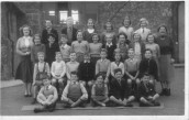 JBL108 Outside school 1958 
Brian Dark, Keith Male, Myra Male, David James, Phillip Gale, Keith Penny, David Eddington, Elizabeth Jeffery, Douglas Eddington, Robert Pippin, Graham Bonning, Beverley Rendall, Michael Swain, Billy Dark, Jane Male, Pauline Pippin, Mary Scammel, Pat Eddington, Pamela Tolman, Gillian Pippen, Jean Pippin, Graham White